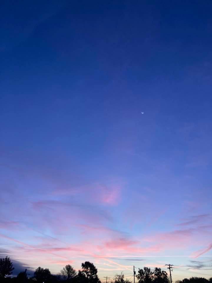 A view of the sky with pretty colors.